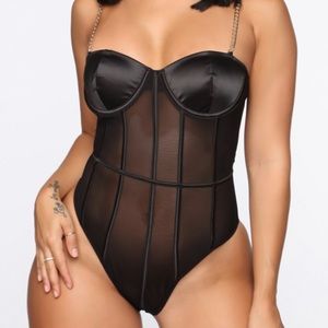 “Chain to you” Fashion Nova body suit - M
